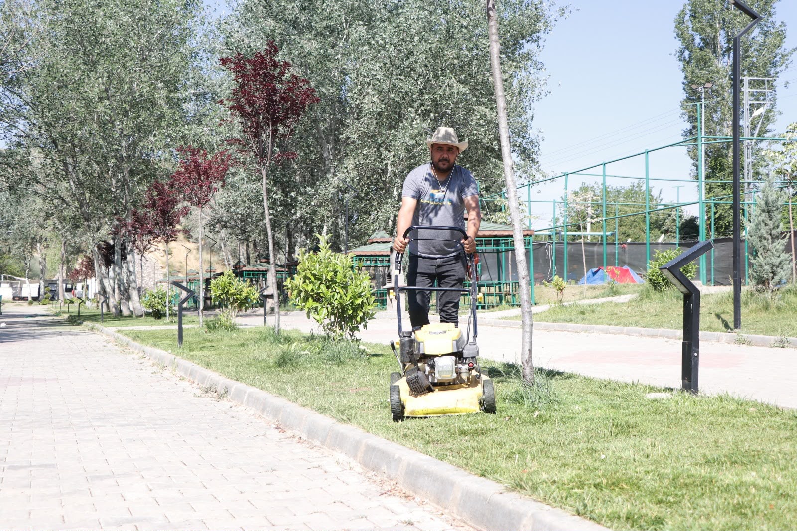 cetin-kocdogan-aile-parkimizda-ot-bicme-ve-bakim-calismalari-devam-ediyor